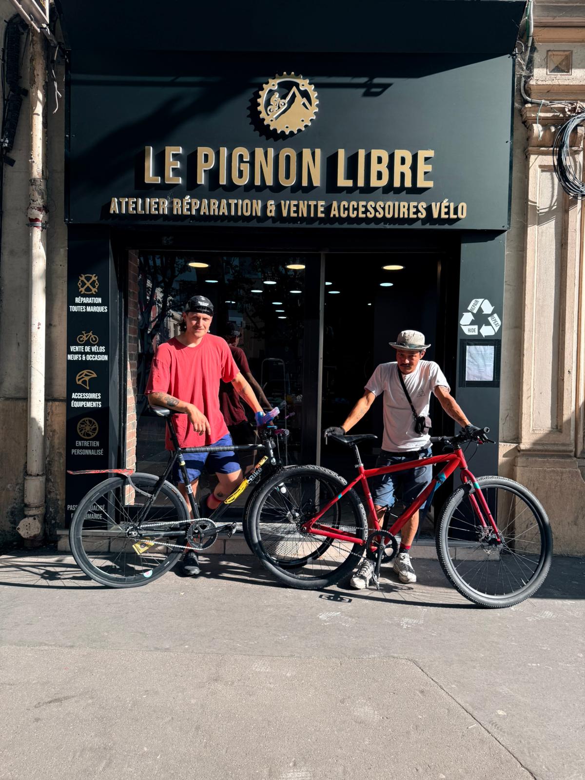 Les deux fondateurs du Pignon Libre devant leur atelier à Pantin